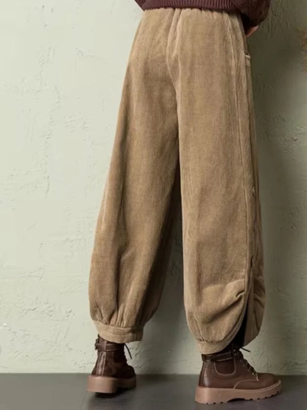 (SALE) Button Detail Corduroy Pants - Picture 4 of 4
